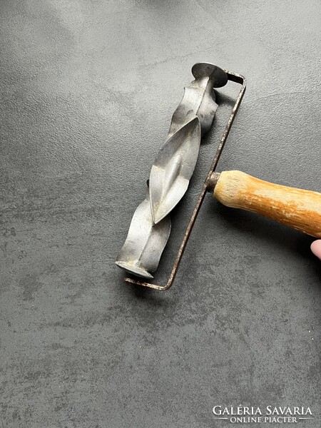 Vintage (1937) öntött alumínium tésztavágó henger fa fogantyúval USA