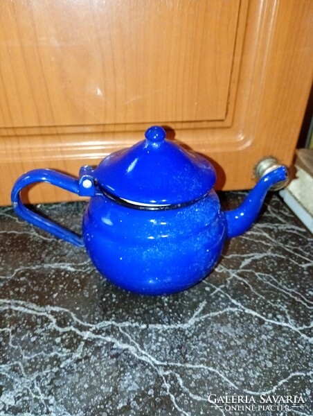 Retro, zománcozott, gömbölyű kávés- vagy teáskanna, amely valószínűleg dísztárgynak alkalmas.