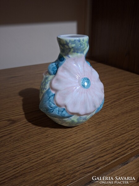 V & W Budapest kerámia dombor virág mintás váza. 17,5 cm. Hibátlan. Jelzett