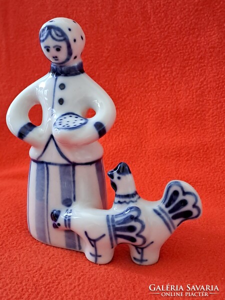 Vintage szovjet/orosz Gzselj / Gzhel tyúkot etető nő porcelán figura