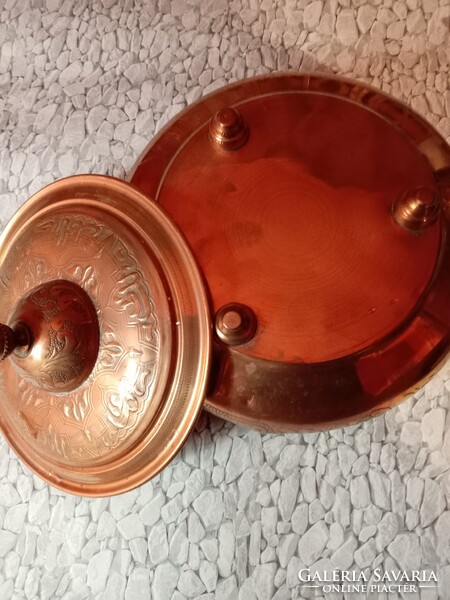 Díszes, kézzel vésett rézedény