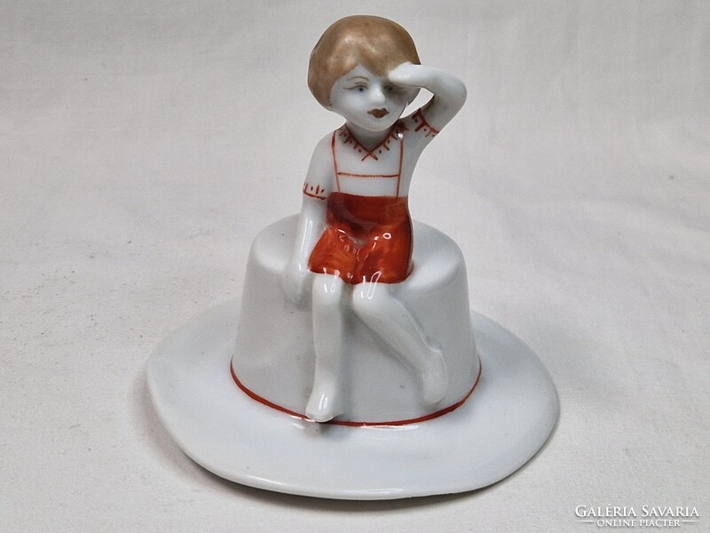 Jelzett kézi festésű kalapon ülő kislány porcelán figura hibátlan állapotban 10 cm. magas