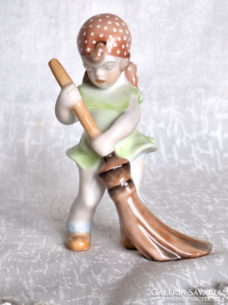 Herendi sepregető kislány