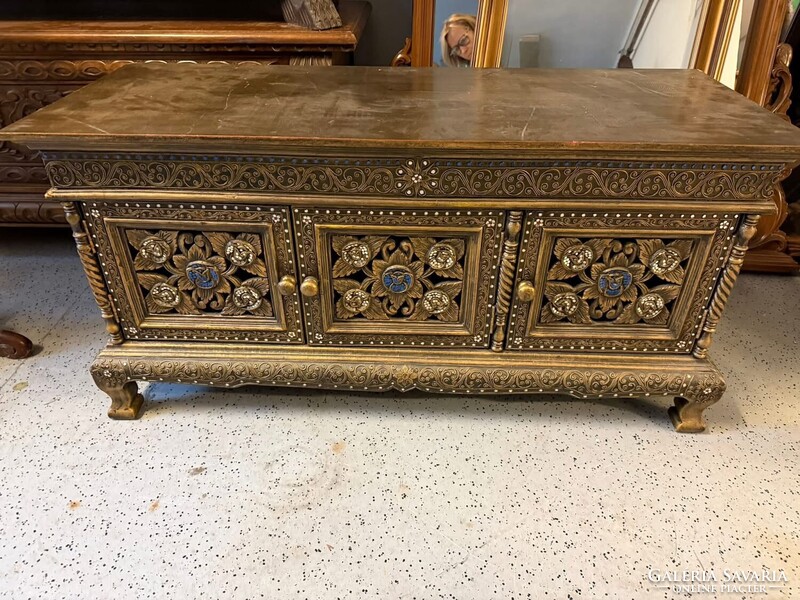 Áttört mintás gyönyörű láda