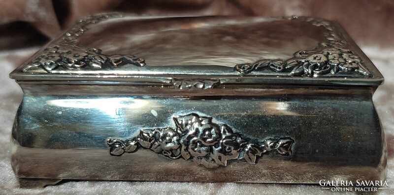 Ezüstös fém antik ékszertartó doboz dobozka ládikó szelence barokkos virágmintás