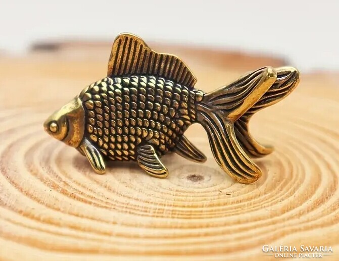 Öntött réz aranyhal figura, antikolt
