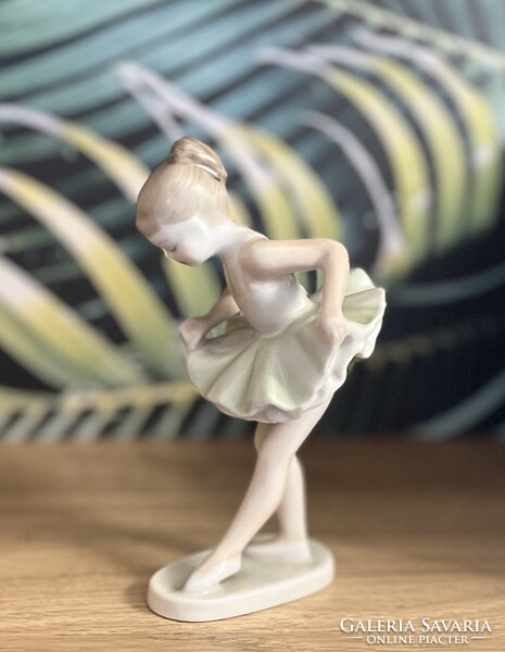 Hollóházi porcelán balerina figura.