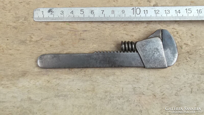 Régi kis méretű állítható kulcs.