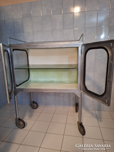 Orvosi műszertároló gurulós fém szekrény