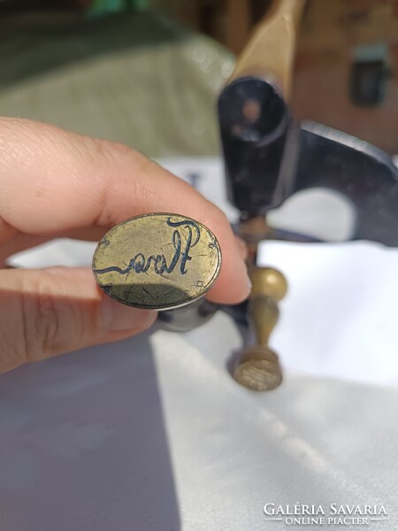 Pecsétnyomók és nemesi száraz bélyegző eladó.