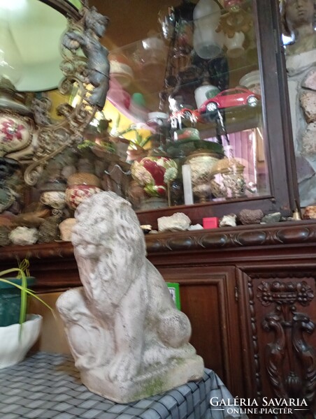 Liliomos pajzsot tartó oroszlán műkő nagyon nehéz 40 cm magas