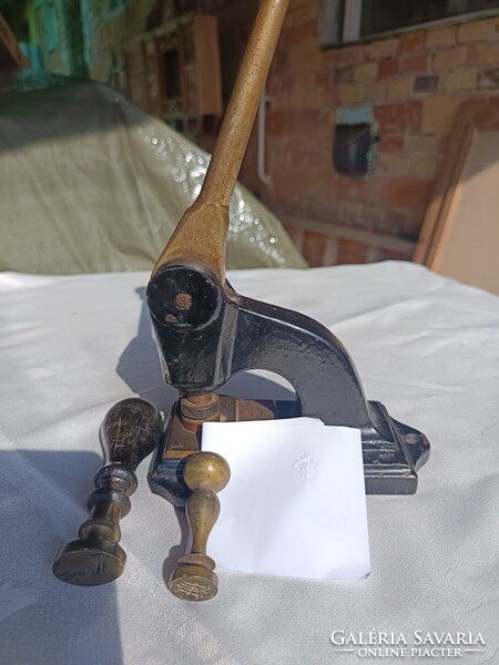 Pecsétnyomók és nemesi száraz bélyegző eladó.