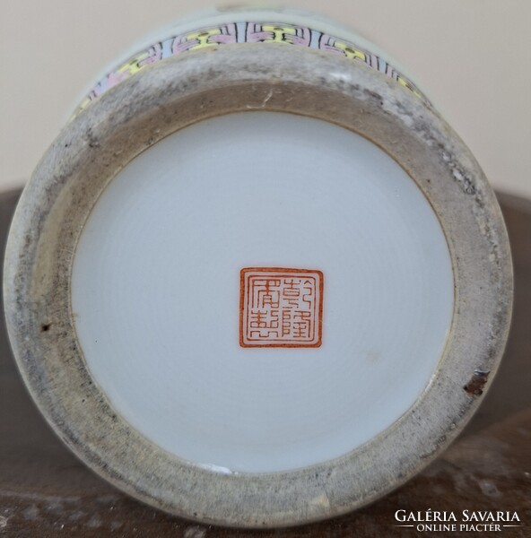 1 ft-ról! Kézzel festett kínai váza!  26cm magas,  képeken látható állapotban! Talpán jelzett!