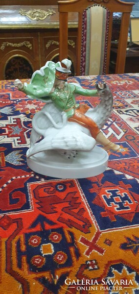 Herendi porcelánfigura, amely János vitézt ábrázolja griffmadáron. 18 cm. A kalapján a bóbita letört