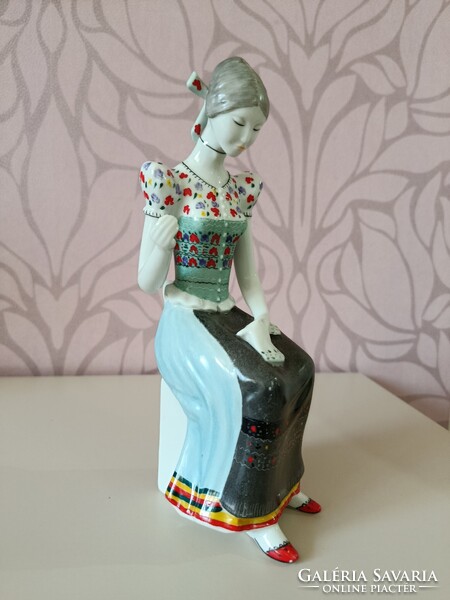Hollóházi varrónő porcelán szobor