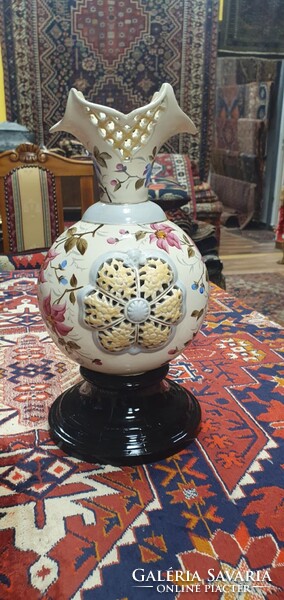Gyönyörű Zsolnay? áttört váza. Sajnos az alja letört és fa talapzattal restaurálták. 34 cm magas