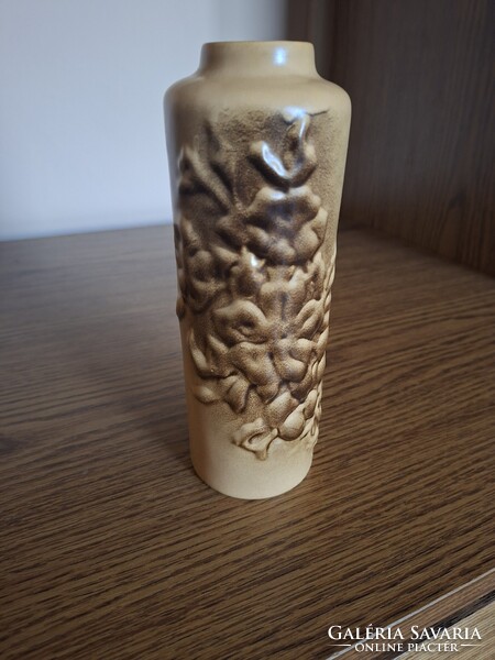 Kerámia dombor virág mintás váza. 20 cm. Hibátlan. Jelzett