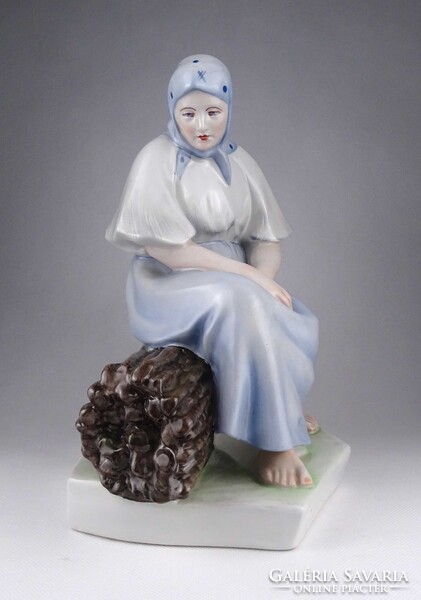 1Z052 Nagyméretű Zsolnay Sinkó porcelán szobor - Rőzsén ülő asszony 26.5 cm