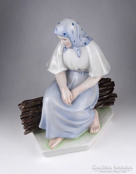 1Z052 Nagyméretű Zsolnay Sinkó porcelán szobor - Rőzsén ülő asszony 26.5 cm