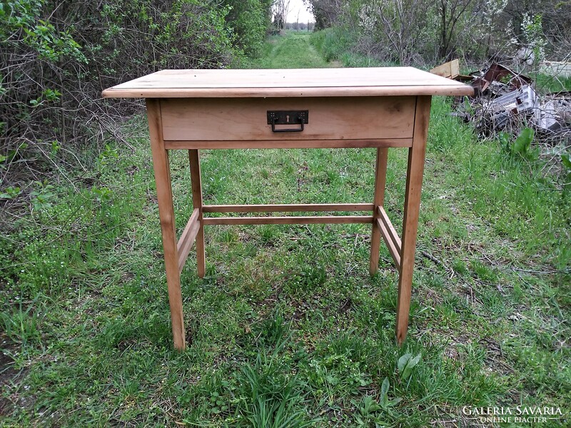 Natúr fa asztal, szép állapot. 83 x 52 cm, 80 cm magas.