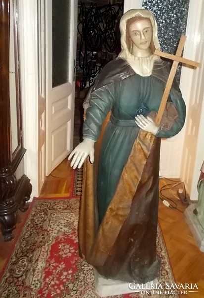 Nagyon öreg vallási témájú szobor.