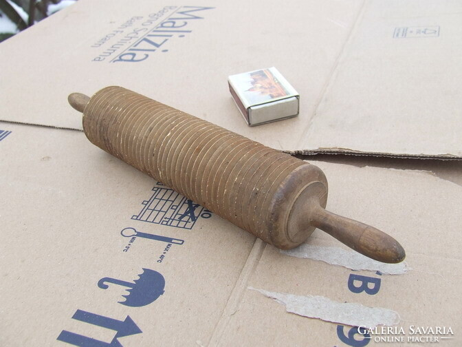 Régi konyhai eszköz csigatészta készítő henger