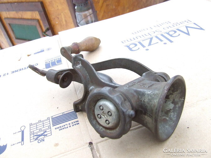 Régi konyhai eszköz daráló CERES