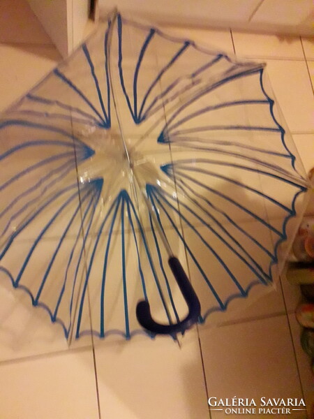 Átlátszó kék csíkos mély állású esernyő praktikus