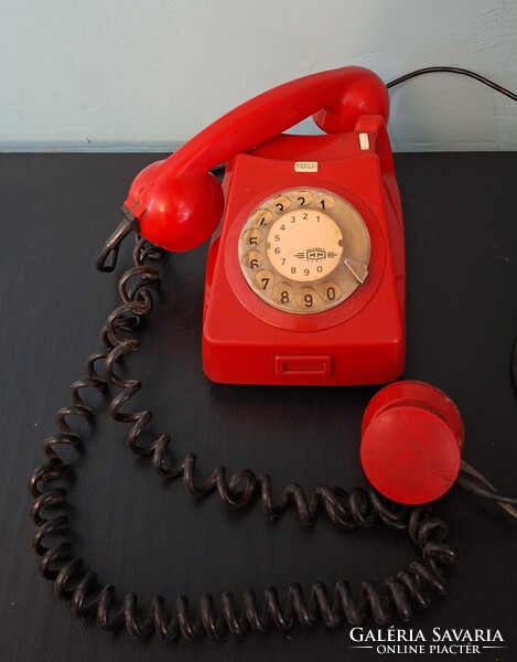 Piros telefonkészülék. Mechanikai Művek 1983. Tárcsás,  retro telefon.  Képeken látható állapot!
