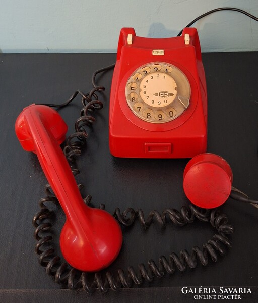 Piros telefonkészülék. Mechanikai Művek 1983. Tárcsás,  retro telefon.  Képeken látható állapot!