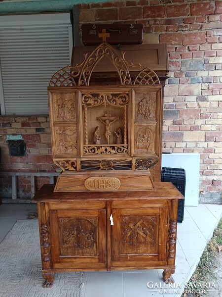 Egyedi kézzel faragott, vallási tematikájú tálaló szekrény.