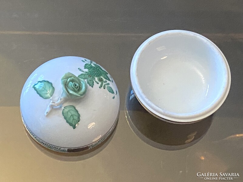 ZÖLD RÓZSÁVAL DÍSZÍTETT, KEREK, FEDELES HERENDI PORCELÁN ÉKSZERTARTÓ, FESTETT, JELZETT DÍSZTÁRGY 7 X