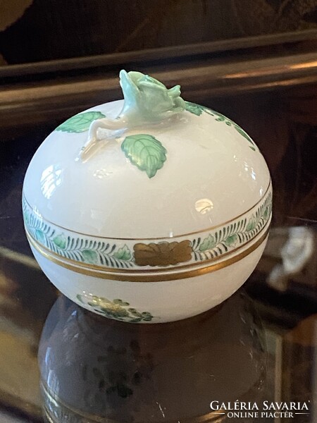 ZÖLD RÓZSÁVAL DÍSZÍTETT, KEREK, FEDELES HERENDI PORCELÁN ÉKSZERTARTÓ, FESTETT, JELZETT DÍSZTÁRGY 7 X
