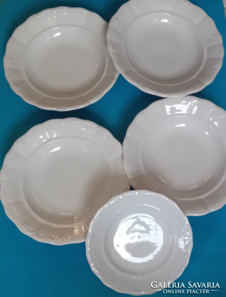 Zsolnayi fehér tányérok , 4 leveses + 1 süteményes