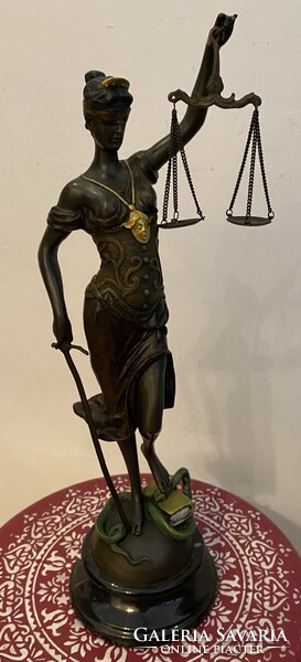 Justícia bronz szobor