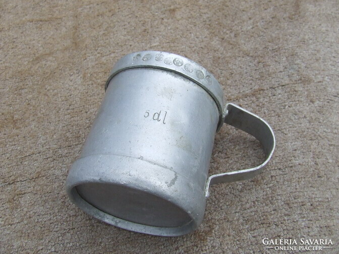 Régi eszköz alumínium mérőedény