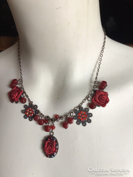 Romantikus hangulatú nyakék, antikolt láncon bordó rózsa és kerámia gyöngyök (3)