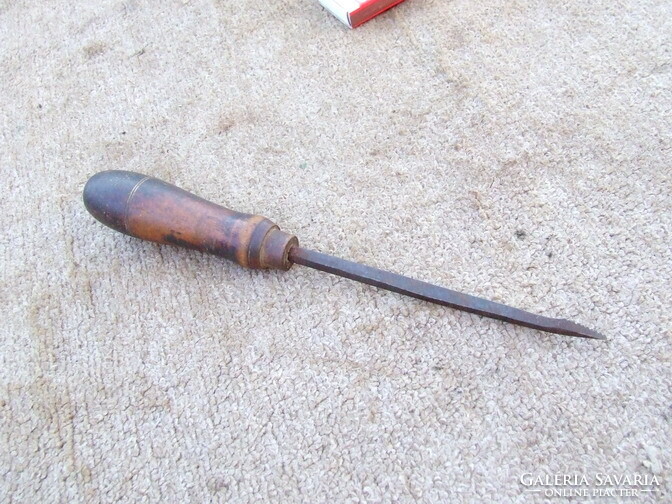 Régi szerszám menettisztító fésű