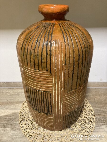 2026. évi TAVASZI ÁRVERÉS! Hornung Zsuzsa samottos kerámia padlóváza (nagy méretű)