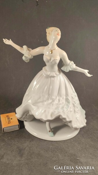 Jelzett porcelán balerina 943