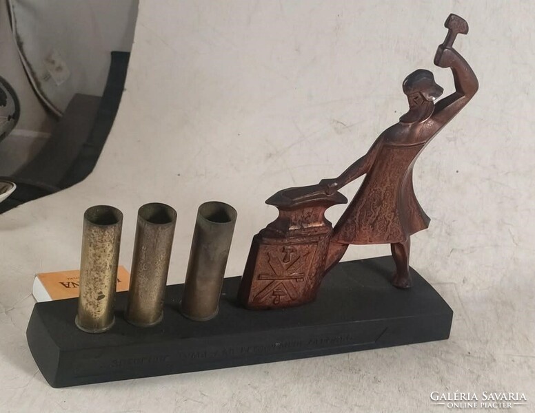 Fém szobor bakelit talpon 973