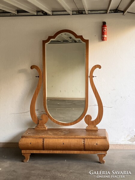 Tükrös fiókos bútor