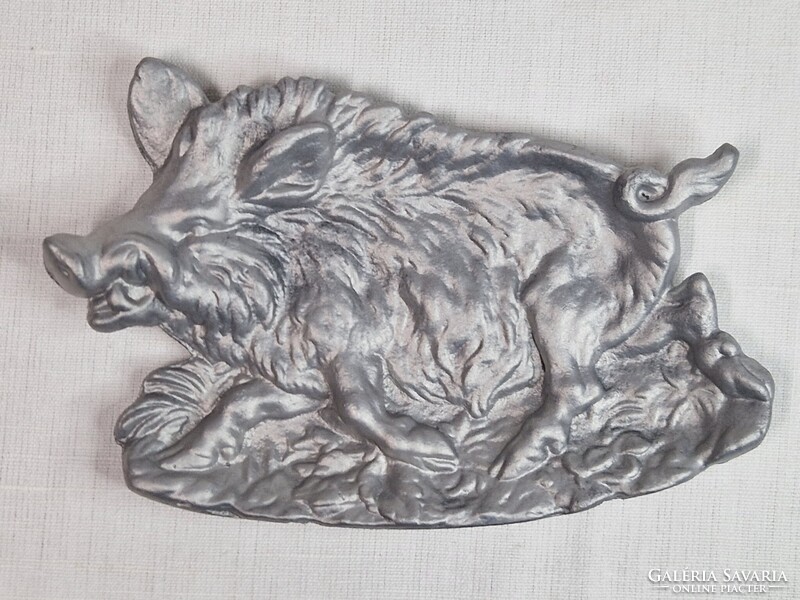 Vaddisznót ábrázoló régi fém hamutál vagy kínáló szép állapotban 16 cm. hosszú és 149 g. súlyú