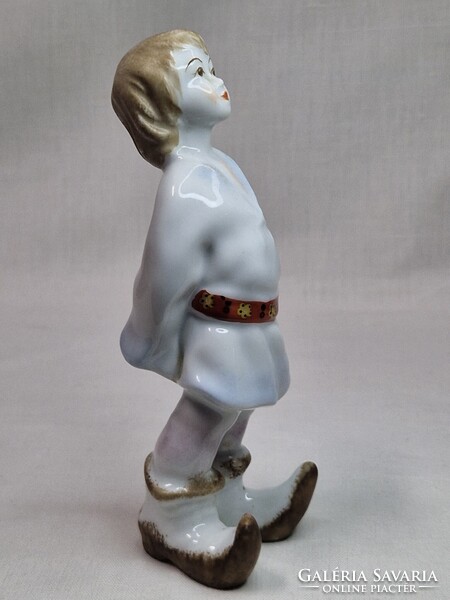 Régi szovjet porcelán csizmás fiú figura hibátlan állapotban 15,5 cm. magas