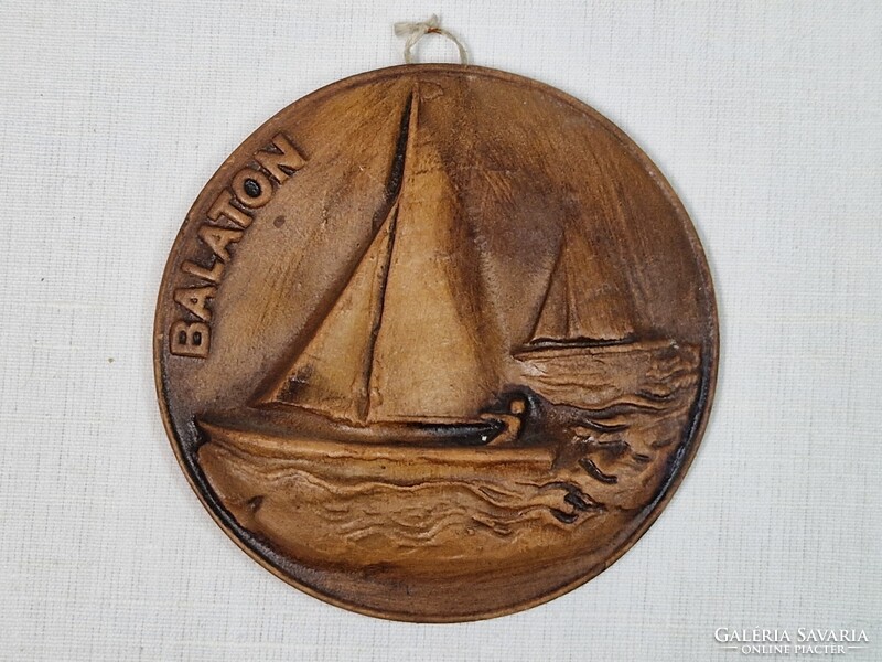 Kerámia fali dísz BALATON felirattal és vitorlás ábrázolással hibátlan állapotban 11 cm. átmérőjű