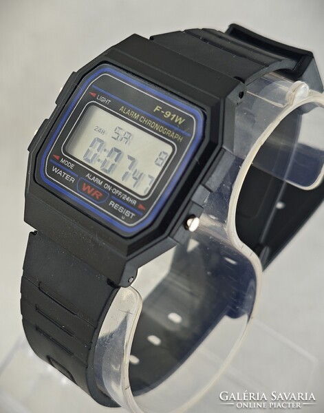 Szép állapotú retro quartz óra műanyag tokkal