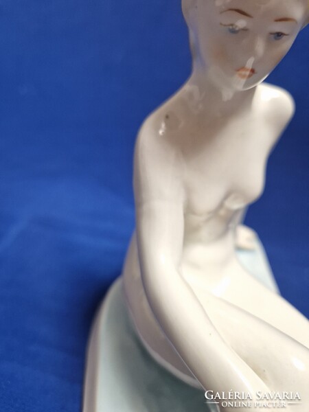 Ülő akt porcelán figura Zsolnay