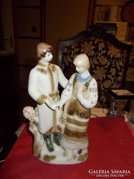 Népviselit öltözetű porcelán páos