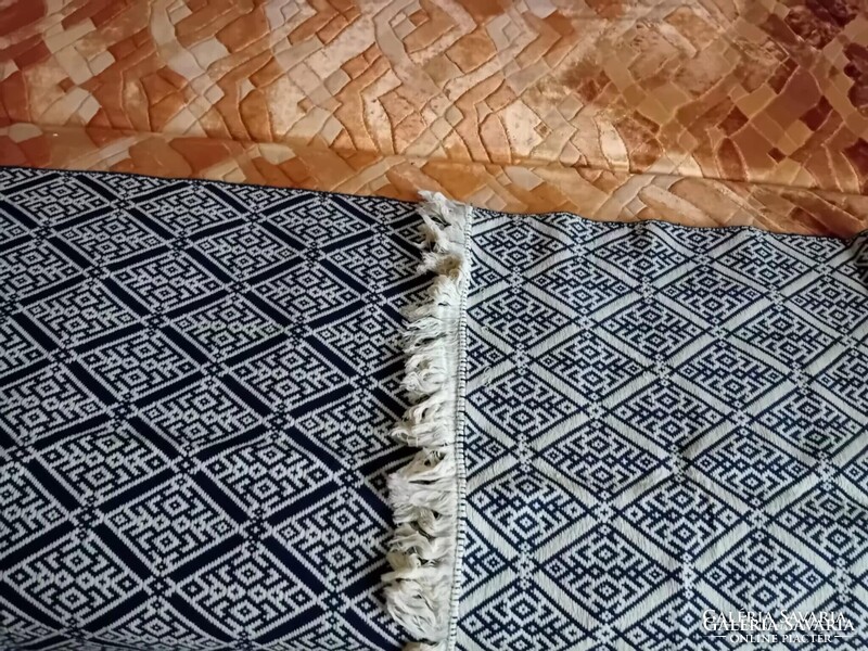 RÉGI,ROJTOS FEKETE-SÁRGA NAGY SZŐTTES  FOTELBA., ÁGY MELLÉ..  MÉRETE:HOSSZ:192 CM + 2X7 CM ROJT =206