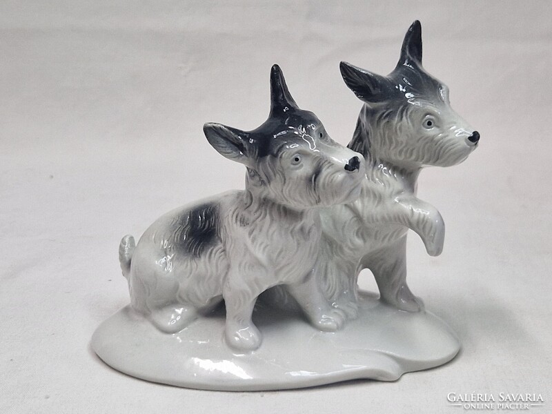 Lippelsdorf jelzett német porcelán kutya figurák talapzaton hibátlan állapotban 12,5 cm hosszú
